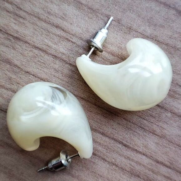 MM Lafleur Reese Earrings in Cream - Picture 5 of 5